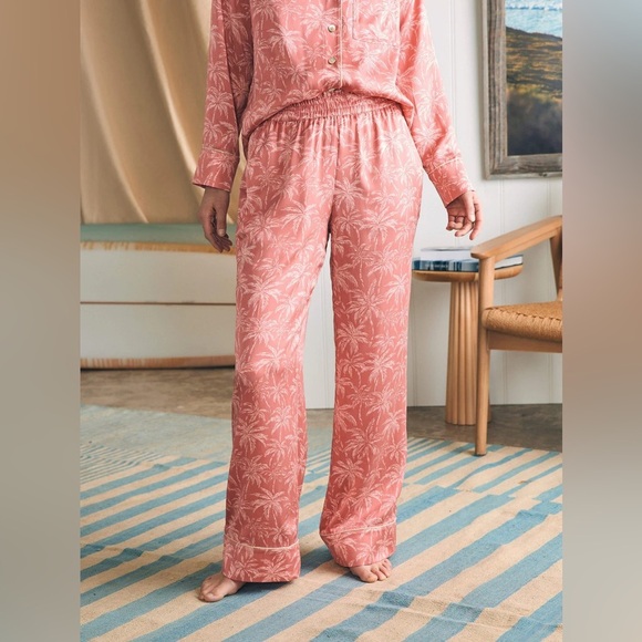 FAHERTY NWOT Sandwashed Silk Pajama Pants in Rose Tropic Trees - Picture 1 of 10